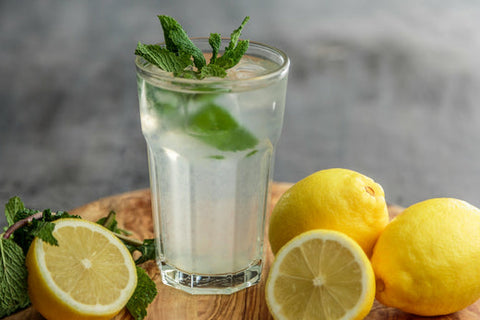 Bebidas refrescantes sanas para este verano